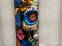 Vaso de calavera de azúcar con flores